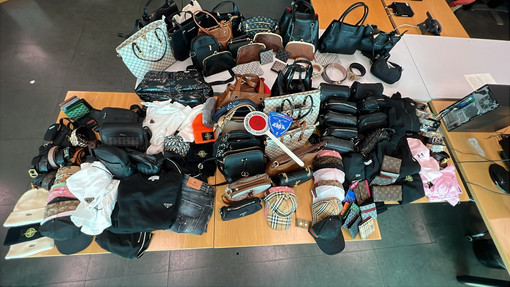 Porto Antico, la polizia locale sequestra 250 capi di marca contraffatti
