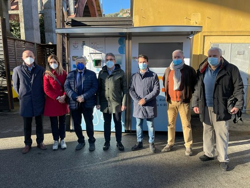 Recco: inaugurata la "mangia plastica" per riciclare le bottiglie in Pet