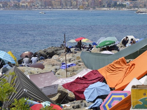 Presidio in piazza De Ferrari per un'accoglienza europea condivisa e solidale Presidio in piazza De Ferrari per un'accoglienza europea condivisa e solidale