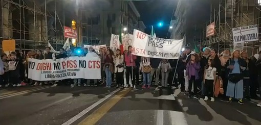 No Green pass: in centinaia in piazza della Vittoria e in corteo al grido "No repressione" (FOTO e VIDEO) No Green pass: in centinaia in piazza della Vittoria e in corteo al grido "No repressione" (FOTO e VIDEO)