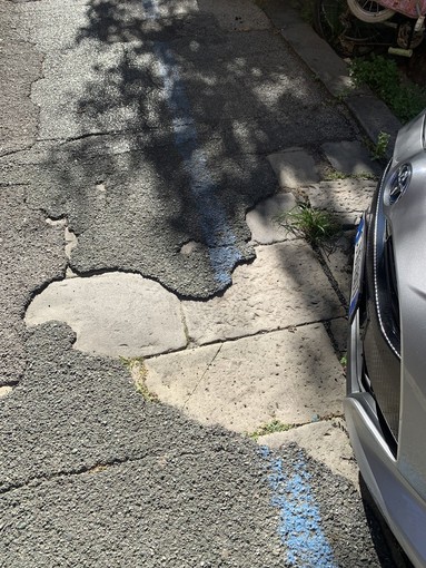Carignano, marciapiedi dissestati in viale Aspromonte. Aster: “Lastricato compromesso dalle auto”