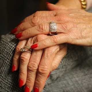 Ruba un anello a un’ospite di una R.S.A. 40enne operatrice sanitaria denunciata dalla polizia