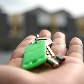 Garanzia per l'affitto raddoppiata a 24 mesi e copertura estesa alle spese condominiali, arriva l'ok del consiglio regionale