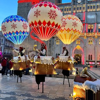 Babbo Natale arriva a Pegli in mongolfiera