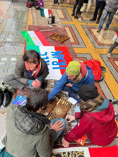 Iran, continuano anche a Genova le manifestazioni in solidarietà alle rivolte, oggi flashmob in via XX settembre