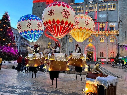 Babbo Natale arriva a Pegli in mongolfiera Babbo Natale arriva a Pegli in mongolfiera