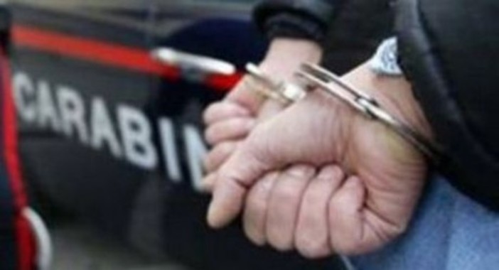 Maxi operazione antidroga, i carabinieri arrestano 23 persone Maxi operazione antidroga, i carabinieri arrestano 23 persone