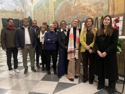 “Parti di donna - Non recidere i fiori”: l'arte in Prefettura si trasforma in denuncia e rinascita