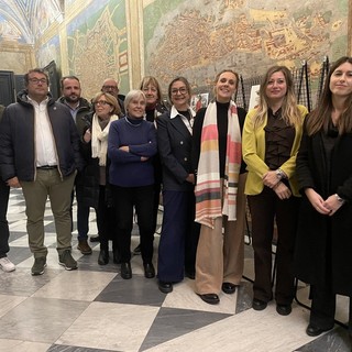 “Parti di donna - Non recidere i fiori”: l'arte in Prefettura si trasforma in denuncia e rinascita