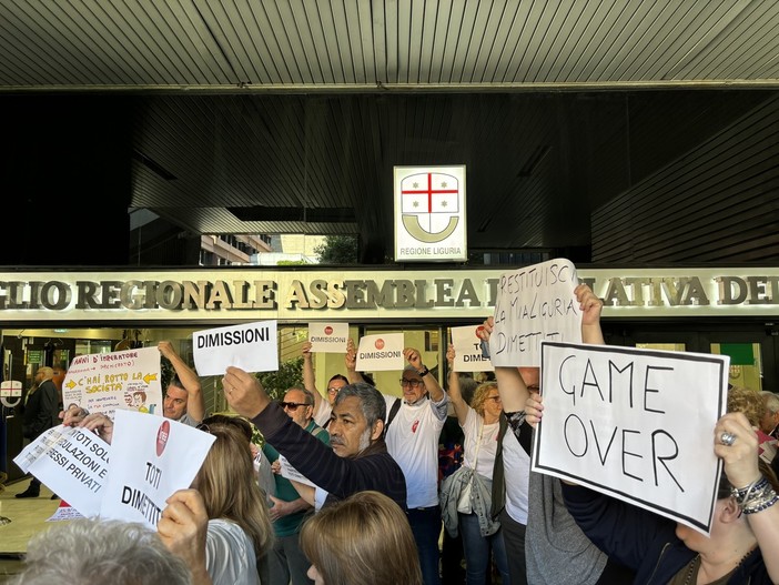 Inchiesta corruzione in Liguria: al grido di “Game over” alta tensione in consiglio regionale. Le opposizioni sfiduciano Toti e abbandonano l’aula