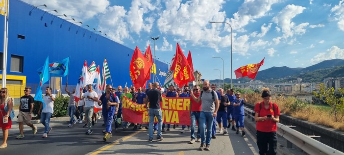 Ansaldo in pre fallimento, un migliaio di lavoratori in corteo questa mattina: "Una vergogna che non passerà" (foto e video)