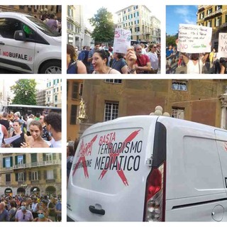 Un centinaio davanti la prefettura contro il green pass: "No alla dittatura nazisanitaria, libertà!" (FOTO E VIDEO)