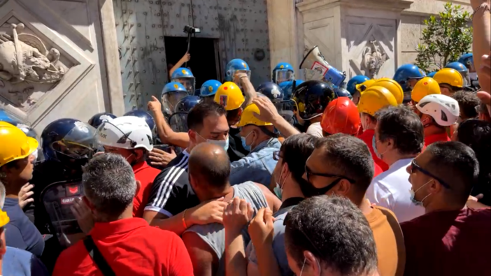 Uil: "La piazza è il posto per le rivendicazioni, non per la violenza"