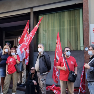 Mensa Telecom: protesta davanti alla sede di via Manuzio a Genova