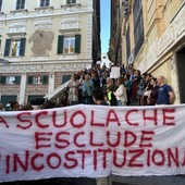 Striscione rimosso alla Daneo, centinaia in presidio: “La scuola che esclude è incostituzionale”