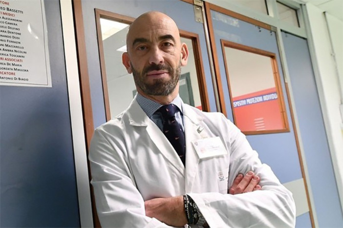 Numeri record per il Covid, non solo in Liguria. Bassetti: "Tamponi a tutti? Tra un mese rischio Paese ingessato in quarantena" Numeri record per il Covid, non solo in Liguria. Bassetti: "Tamponi a tutti? Tra un mese rischio Paese ingessato in quarantena"