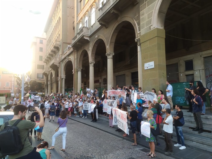 "No green pass", tre manifestazioni a Genova a partire da domani, si protesta anche per i rincari delle bollette "No green pass", tre manifestazioni a Genova a partire da domani, si protesta anche per i rincari delle bollette