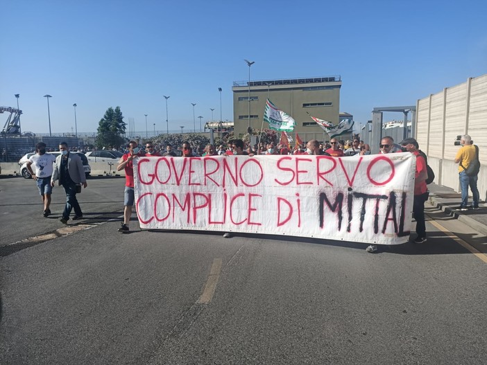 Prosegue con blocchi stradali intermittenti la protesta degli operai ex Ilva (VIDEO) Prosegue con blocchi stradali intermittenti la protesta degli operai ex Ilva (VIDEO)