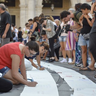 Commozione a De Ferrari: frasi su un lungo striscione per ricordare le vittime del ponte (FOTO e VIDEO)