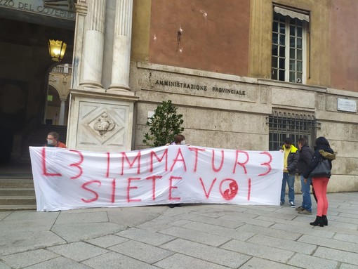 Genova, pochi gli studenti in piazza contro la maturità voluta da Bianchi (FOTO e VIDEO)
