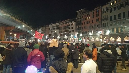 Mondiali, il Marocco batte il Portogallo 1 - 0, i festeggiamenti della comunità marocchina Mondiali, il Marocco batte il Portogallo 1 - 0, i festeggiamenti della comunità marocchina