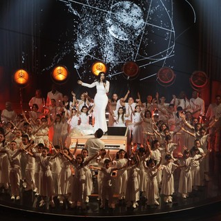 Magil veste il Piccolo Coro dell'Antoniano sul palco del Festival di Sanremo