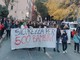 Scuola, 200 tra mamme e bambini manifestano a Certosa contro il degrado della Ludovico Ariosto, botta e risposta Piciocchi-Lodi