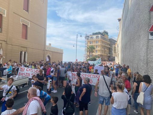 Il Ponente torna a manifestare: 3000 persone in piazza, chiusa l'Aurelia Il Ponente torna a manifestare: 3000 persone in piazza, chiusa l'Aurelia