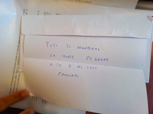 No vax ancora contro Toti: "Auguriamo la morte peggiore a te e ai tuoi familiari" No vax ancora contro Toti: "Auguriamo la morte peggiore a te e ai tuoi familiari"