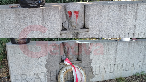 Monumento a Mameli sfregiato con vernice rossa, Aster interviene in meno di 24 ore Monumento a Mameli sfregiato con vernice rossa, Aster interviene in meno di 24 ore
