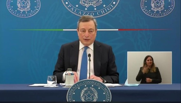 Covid, Draghi apre all'obbligo vaccinale e alla terza dose Covid, Draghi apre all'obbligo vaccinale e alla terza dose