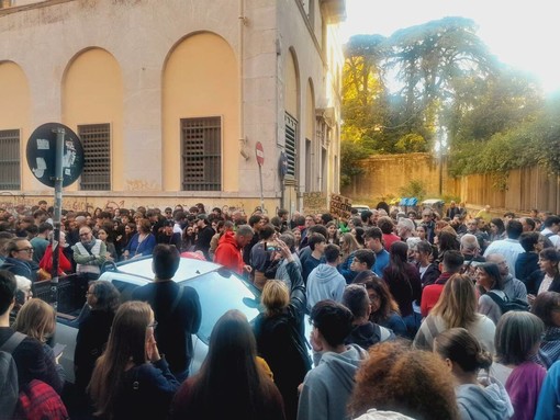 Raid al liceo Da Vinci, Salis agli studenti: “Siete magici. Vi meritate l’attenzione della politica e della città” Raid al liceo Da Vinci, Salis agli studenti: “Siete magici. Vi meritate l’attenzione della politica e della città”
