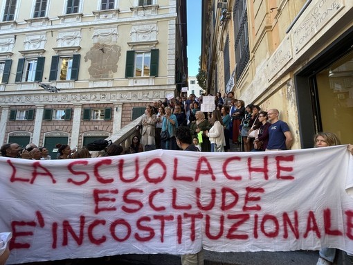 Striscione rimosso alla Daneo, centinaia in presidio: “La scuola che esclude è incostituzionale” Striscione rimosso alla Daneo, centinaia in presidio: “La scuola che esclude è incostituzionale”