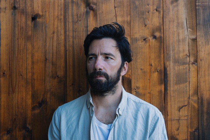 Maurizio Carucci porta a Camogli il suo “Non esiste un posto al mondo”: “È un luogo che in qualche misura mi ha curato”