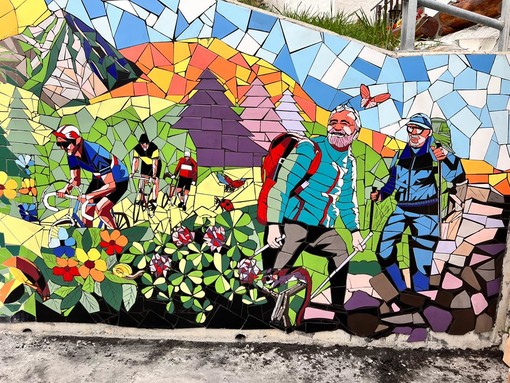 A Caprauna il mosaico-murales più esteso d’Europa: terminata la grande opera degli albenganesi Sergio Giusto e Lorenzo Rossi A Caprauna il mosaico-murales più esteso d’Europa: terminata la grande opera degli albenganesi Sergio Giusto e Lorenzo Rossi