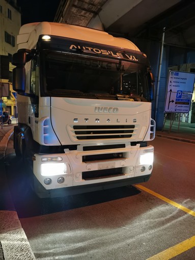 Ubriaco guida una motrice in sopraelevata. La Polizia Locale acciuffa 36enne