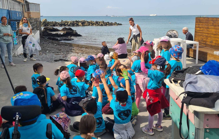 Missione spiagge pulite, i bambini ripuliscono il litorale del levante: coinvolte 11 scuole tra nidi e infanzia