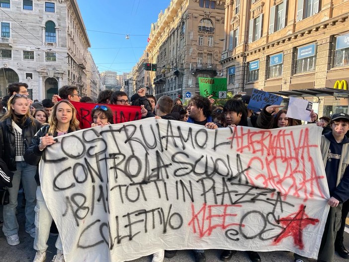 “Nessun merito al governo”, studenti in corteo per le strade di Genova (foto e video) “Nessun merito al governo”, studenti in corteo per le strade di Genova (foto e video)