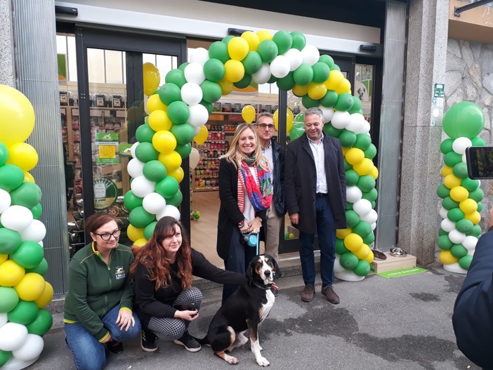 Oregina, l’ex mercato rionale riapre al pubblico con un nuovo negozio per gli amici a quattro zampe