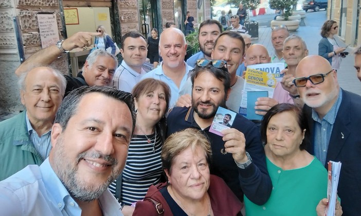 Elezioni comunali, Matteo Salvini in via Sestri distribuisce i volantini elettorali - Video