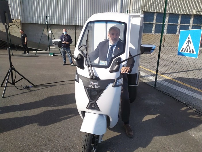 Il sindaco Marco Bucci a bordo di uno scooter elettrico che Amazon usa per le consegne Il sindaco Marco Bucci a bordo di uno scooter elettrico che Amazon usa per le consegne