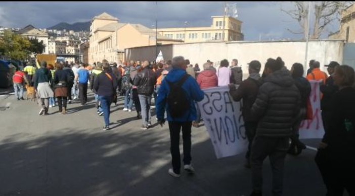 "No green pass", il corteo dei manifestanti s'è fermato in piazza Massena (FOTO e VIDEO) "No green pass", il corteo dei manifestanti s'è fermato in piazza Massena (FOTO e VIDEO)