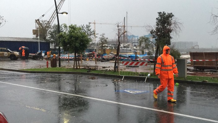 Mareggiate: paura a Porto Vado, la Corsica Ferries rompe gli ormeggi Mareggiate: paura a Porto Vado, la Corsica Ferries rompe gli ormeggi