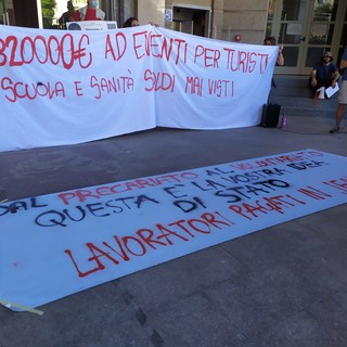 Genova Jeans, il collettivo 'Vedo Terra' protesta contro l'evento: "lavoratori scambiati per fashion blogger" (FOTO)