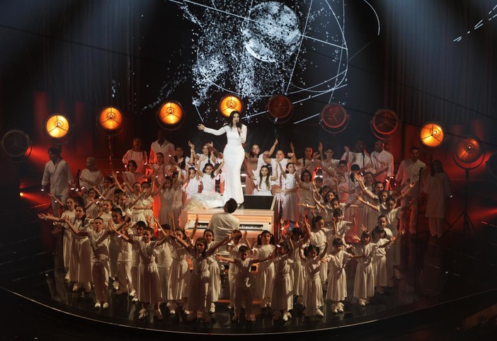 Magil veste il Piccolo Coro dell'Antoniano sul palco del Festival di Sanremo