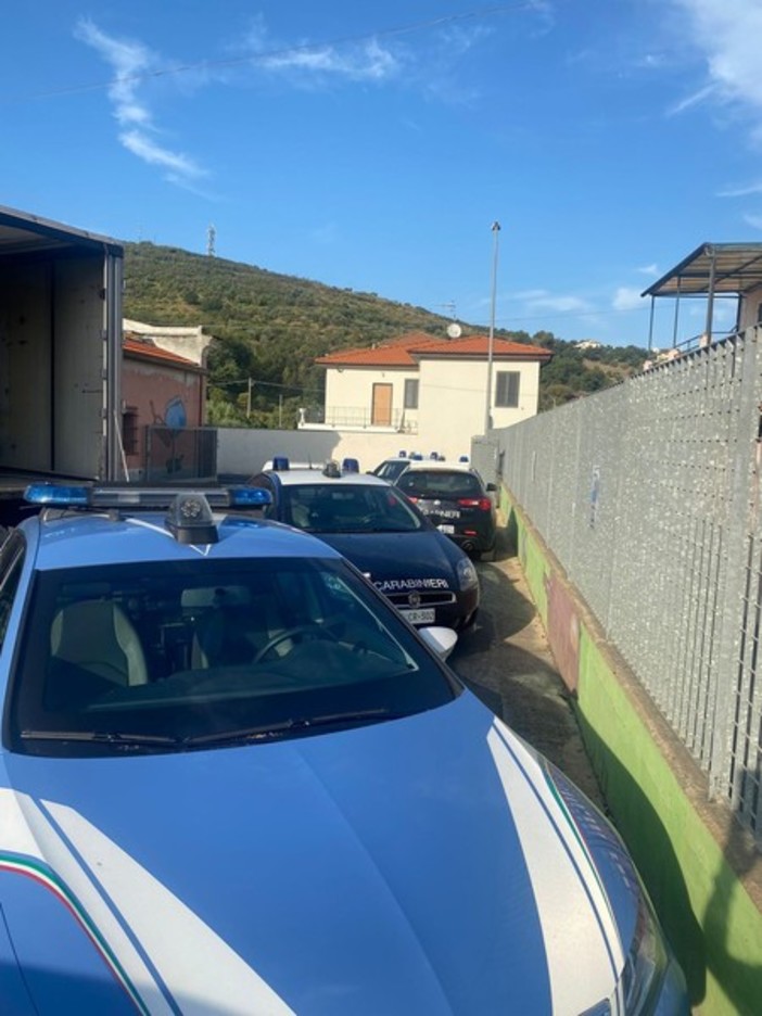 Nove migranti nascosti all'interno di un tir, è successo all'azienda dell'ex sindaco d'Imperia 'Strescino': sono saliti ad Andora (FOTO)