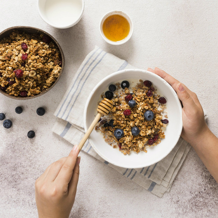 Il miele, un dolce elisir per la salute. Scopriamone proprietà e benefici con Fab SMS Il miele, un dolce elisir per la salute. Scopriamone proprietà e benefici con Fab SMS