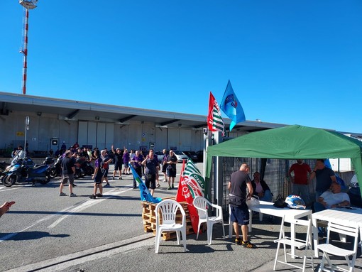 Sciopero e presidio alla FedEx di Sestri Ponente, i sindacati: "Il cambio di appalto non sia pagato dai lavoratori"