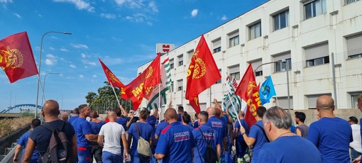 Ansaldo, è sciopero a oltranza e blocco dello straordinario: "La lotta sarà di tutta la città"