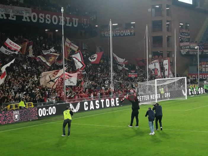 Ci eravamo tanto amati: il Marassi rossoblù si emoziona e riabbraccia Diego Alberto Milito